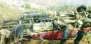 钱排一货车险堕百米深的山脚下 钱排一货车险堕百米深的山脚下